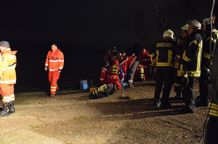 Einsatz BF Koeln PKW im Rhein Mondorf Hersel P087.JPG